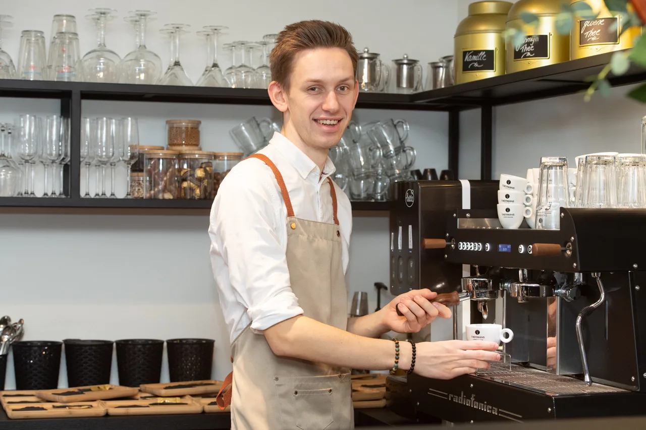 Senne achter de koffiemachine