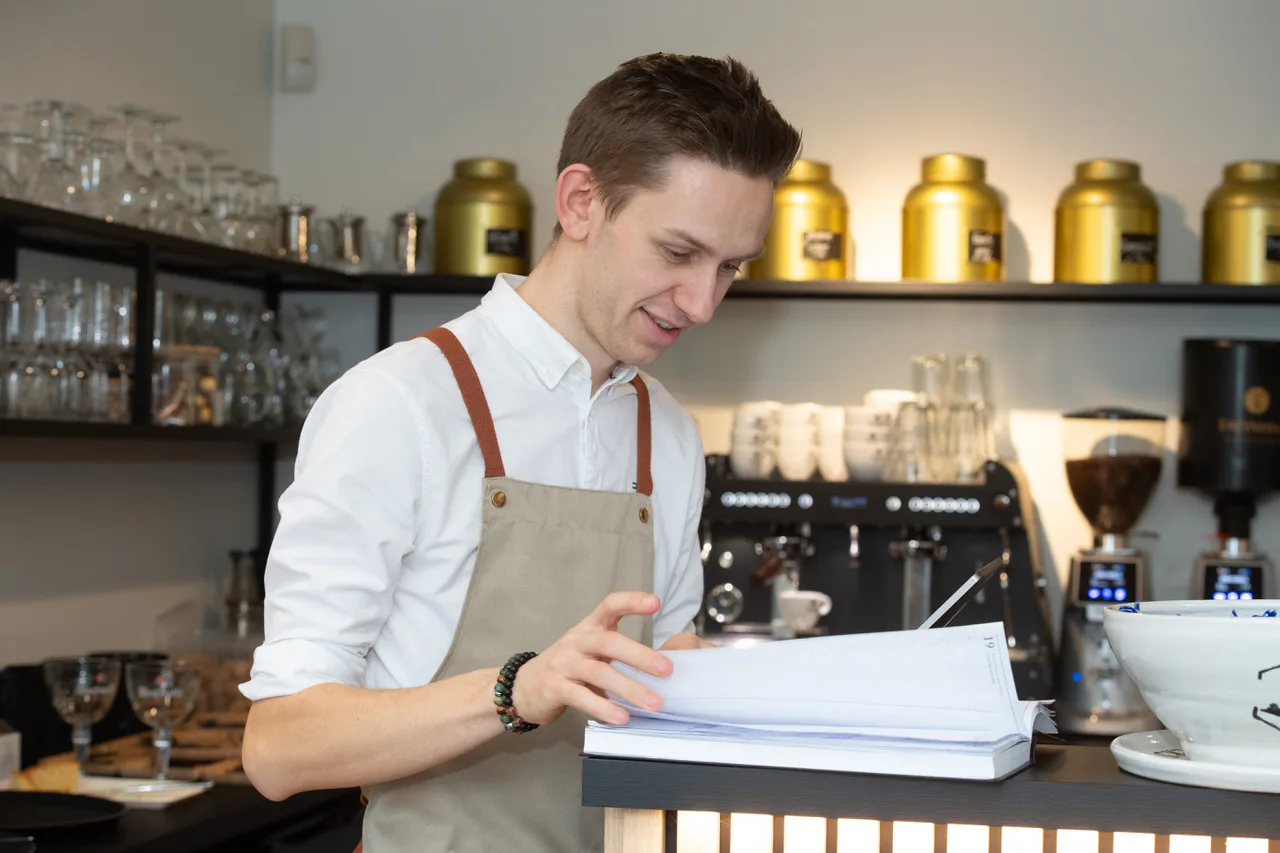 Senne bladert door het reservatieboek